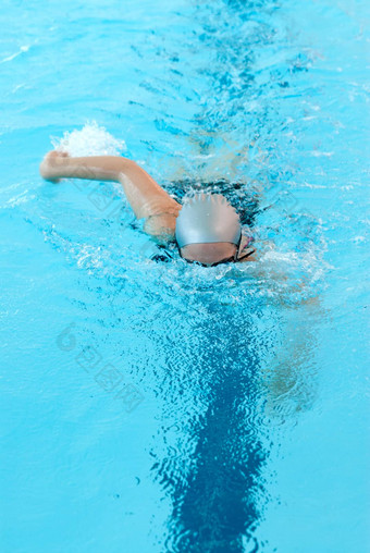 年轻的女人游泳<strong>室内</strong>池自由泳模式