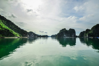 风景如画的海景观长湾越南