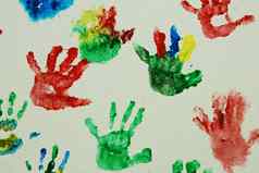 墙画色彩斑斓的孩子们手打印