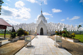 白色宝塔新百帕亚寺庙之后,我得到曼德勒缅甸
