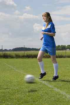 年轻的足球女人