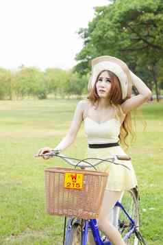 女人骑自行车草坪上