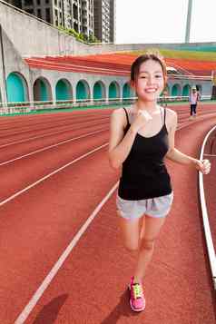 中国人女人慢跑跟踪