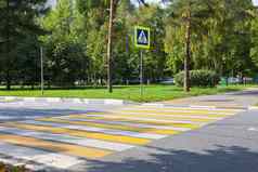 十字路口黄色的白色条纹路标志