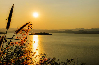 高角视图美丽的湖日落