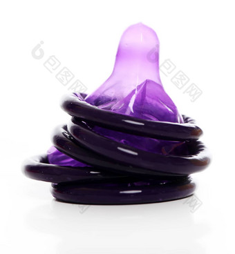紫罗兰色的避孕套孤立的背景