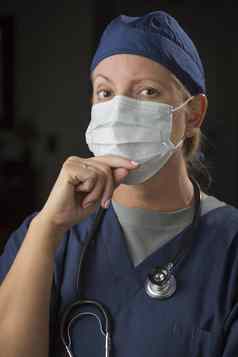 女医生护士穿保护脸面具