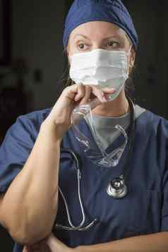 女医生护士穿保护脸面具