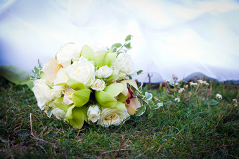 婚礼花束白色玫瑰兰花