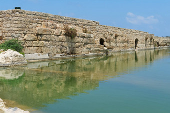古老的墙反映池塘纳哈尔识别考古公园以色列