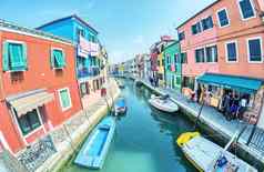 burano意大利4月游客享受色彩鲜艳的城市中方通过