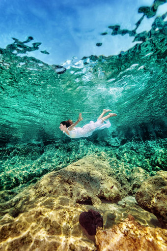 女人游泳岩石