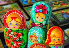 传统的俄罗斯玩具孩子们嵌套的娃娃娃娃