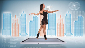 美丽的女人舞者跳舞屏幕平板电脑戴着一副金属框业务<strong>城市图</strong>