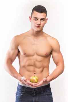 健身肌肉发达的男人。苹果