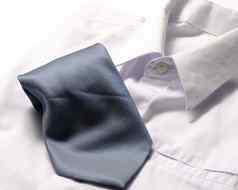 白色衬衫蓝色的领带