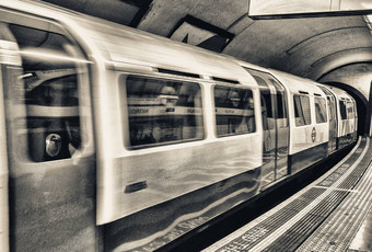 地铁火车运动到达伦敦地下火车
