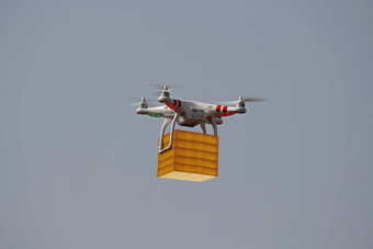 空气无人机携带纸箱盒子快交付概念
