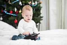 婴儿男孩持有控制器圣诞节时间