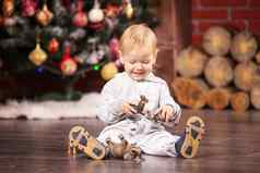男孩玩玩具圣诞节树