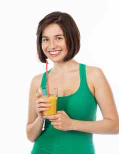 美丽的浅黑肤色的女人喝橙色汁