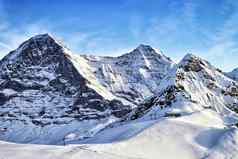 瑞士高山山峰滑雪山坡上冬天