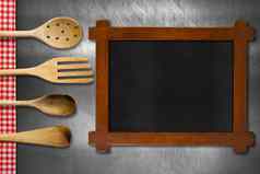 木黑板上厨房餐具