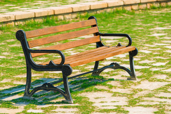 空木板凳上站公园阳光明媚的一天
