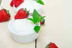 有机希腊酸奶草莓