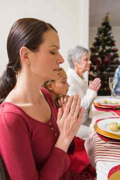 扩展家庭祈祷圣诞节晚餐