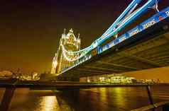 晚上视图塔桥泰晤士河河边漫步伦敦