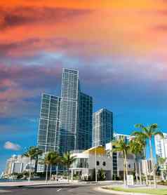 日落迈阿密城市摩天大楼阳光明媚的一天