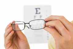 眼镜举行读眼睛测试