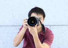 年轻的十几岁的摄影师采取照片数码单反相机相机