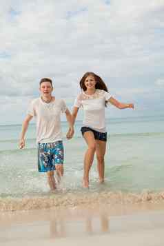 快乐年轻的夫妇海滩夏天假期爱