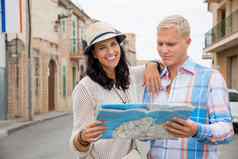年轻的夫妇游客咨询地图