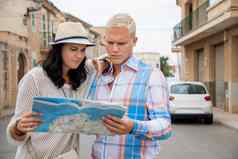 年轻的夫妇游客咨询地图