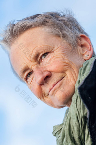 快乐头发灰白的上了年纪的女人高级户外