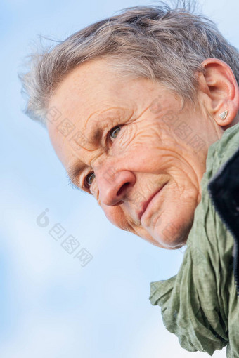 快乐头发灰白的上了年纪的女人高级户外