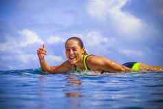 冲浪者女孩令人惊异的蓝色的波