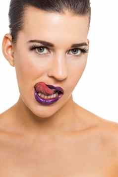 优雅的有吸引力的女人紫色的嘴唇指甲