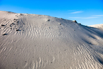 灰色的<strong>沙子</strong>沙丘蓝色的天空