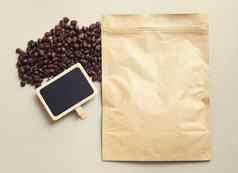 袋咖啡空白黑板上咖啡豆子复古的filt
