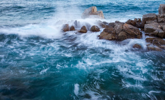 波海沿海岩石冲浪