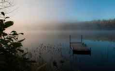 早....雾北部安大略湖小屋国家
