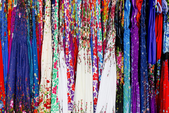 行色彩鲜艳的丝绸围巾挂市场摊位thail
