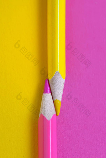 黄色的粉红色的蜡笔