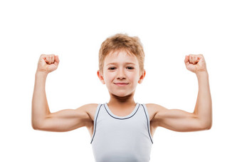 微笑体育运动孩子男孩显示手肱二头肌肌肉强度