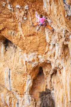 年轻的女岩石登山者悬崖
