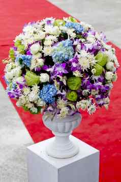 花束色彩斑斓的花陶瓷花瓶